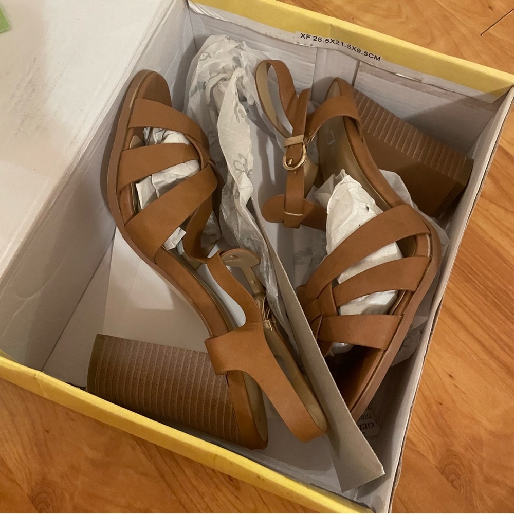 Strappy brown heels NIB - Picture 8 of 9